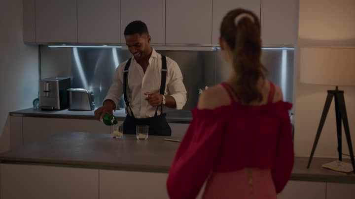 Emily_in_Paris_S02E07_WEBRip_x264-ION10_1079.jpg