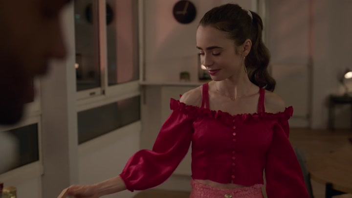 Emily_in_Paris_S02E07_WEBRip_x264-ION10_1081.jpg