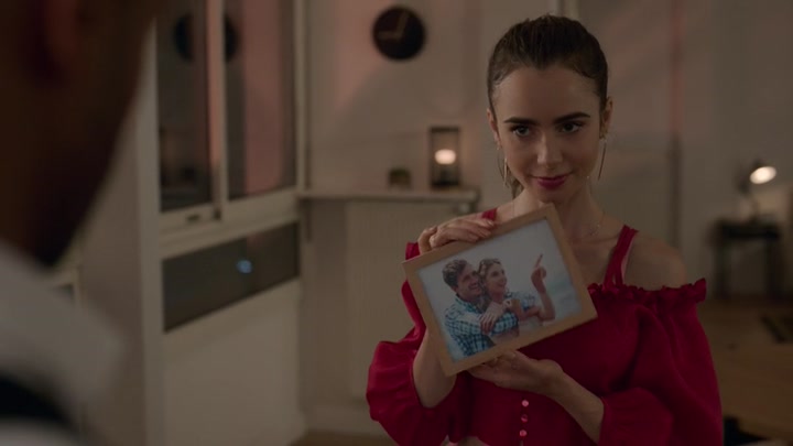 Emily_in_Paris_S02E07_WEBRip_x264-ION10_1085.jpg