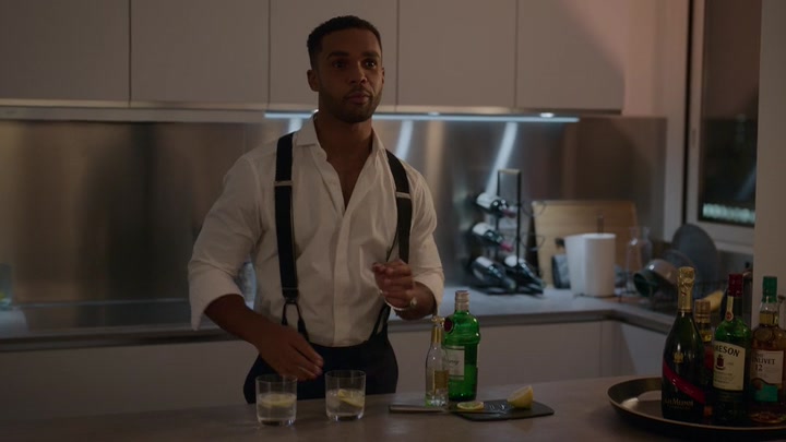 Emily_in_Paris_S02E07_WEBRip_x264-ION10_1112.jpg