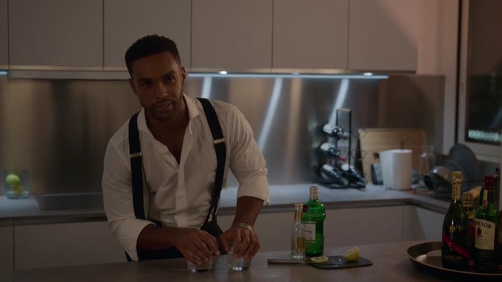 Emily_in_Paris_S02E07_WEBRip_x264-ION10_1118.jpg