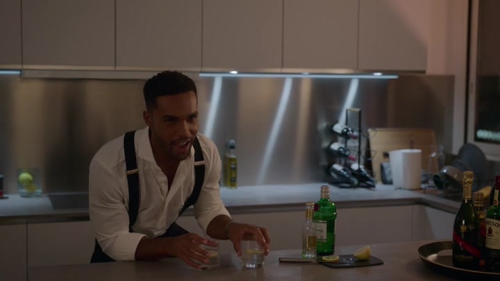 Emily_in_Paris_S02E07_WEBRip_x264-ION10_1120.jpg