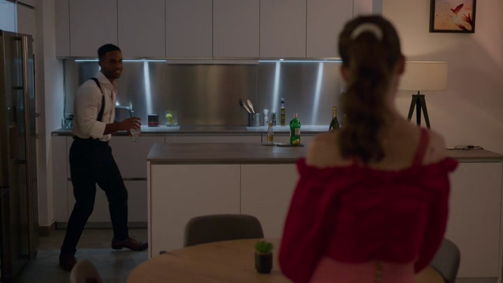 Emily_in_Paris_S02E07_WEBRip_x264-ION10_1122.jpg