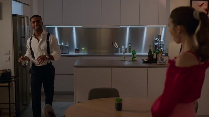 Emily_in_Paris_S02E07_WEBRip_x264-ION10_1124.jpg