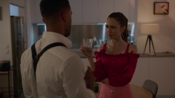 Emily_in_Paris_S02E07_WEBRip_x264-ION10_1132.jpg