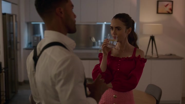 Emily_in_Paris_S02E07_WEBRip_x264-ION10_1135.jpg
