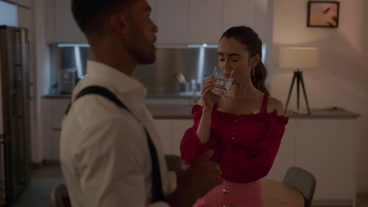 Emily_in_Paris_S02E07_WEBRip_x264-ION10_1136.jpg