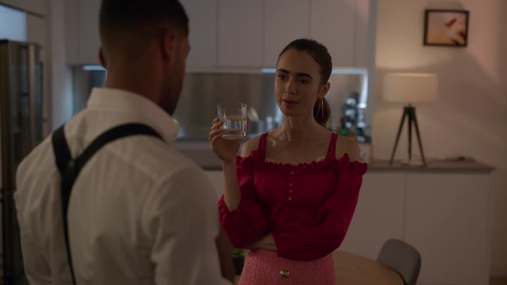 Emily_in_Paris_S02E07_WEBRip_x264-ION10_1147.jpg