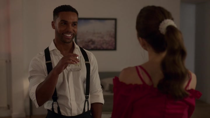 Emily_in_Paris_S02E07_WEBRip_x264-ION10_1157.jpg