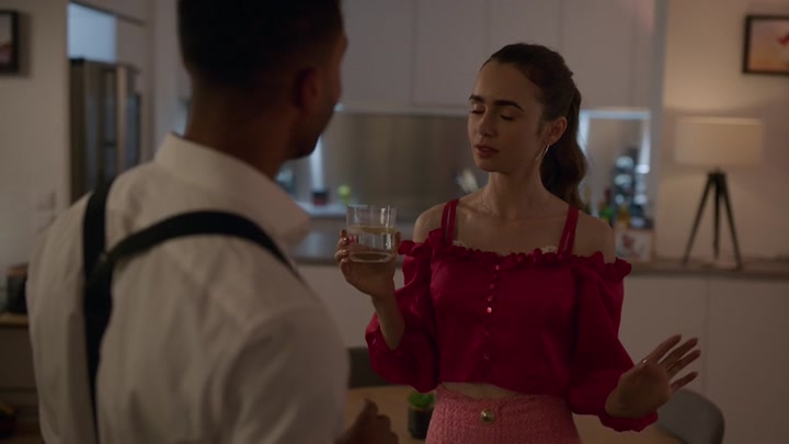 Emily_in_Paris_S02E07_WEBRip_x264-ION10_1163.jpg