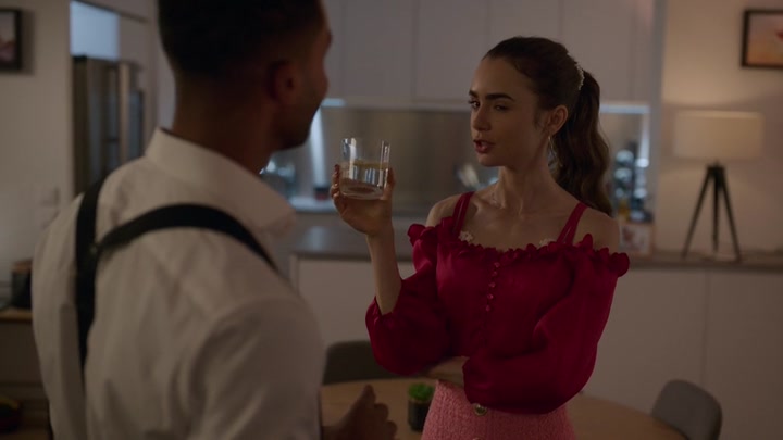 Emily_in_Paris_S02E07_WEBRip_x264-ION10_1165.jpg