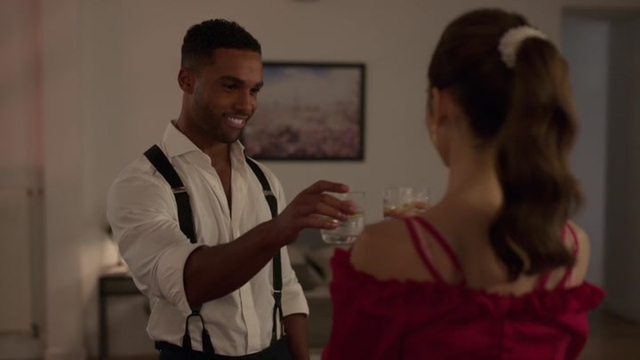 Emily_in_Paris_S02E07_WEBRip_x264-ION10_1170.jpg