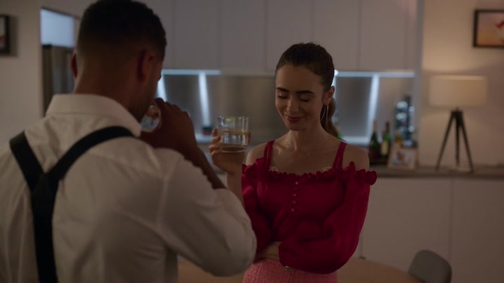 Emily_in_Paris_S02E07_WEBRip_x264-ION10_1172.jpg