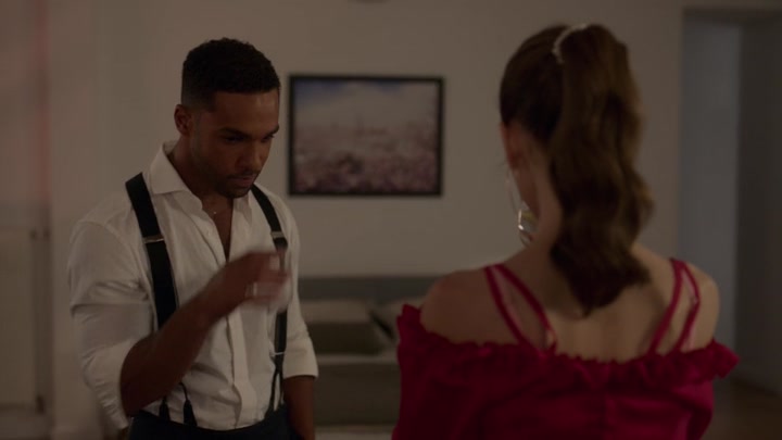 Emily_in_Paris_S02E07_WEBRip_x264-ION10_1174.jpg