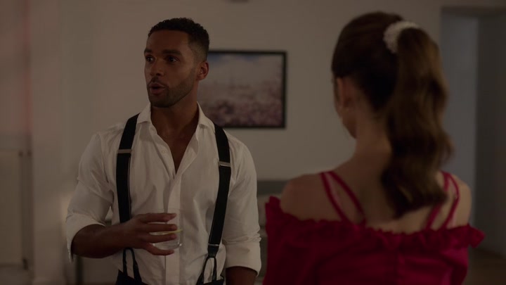 Emily_in_Paris_S02E07_WEBRip_x264-ION10_1186.jpg