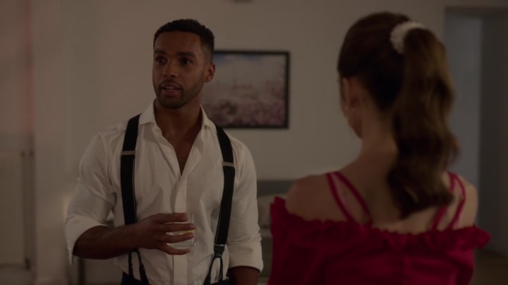 Emily_in_Paris_S02E07_WEBRip_x264-ION10_1187.jpg