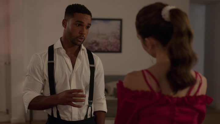 Emily_in_Paris_S02E07_WEBRip_x264-ION10_1209.jpg