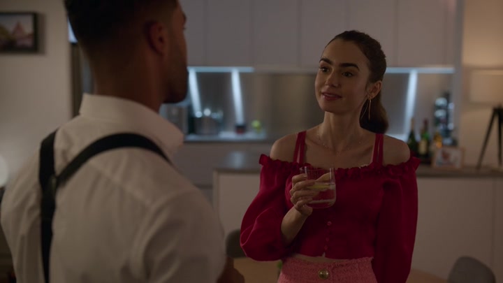 Emily_in_Paris_S02E07_WEBRip_x264-ION10_1223.jpg