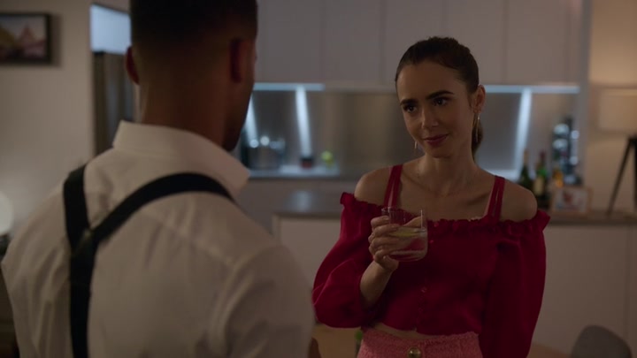 Emily_in_Paris_S02E07_WEBRip_x264-ION10_1229.jpg