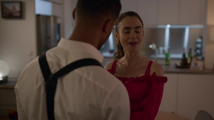 Emily_in_Paris_S02E07_WEBRip_x264-ION10_1239.jpg
