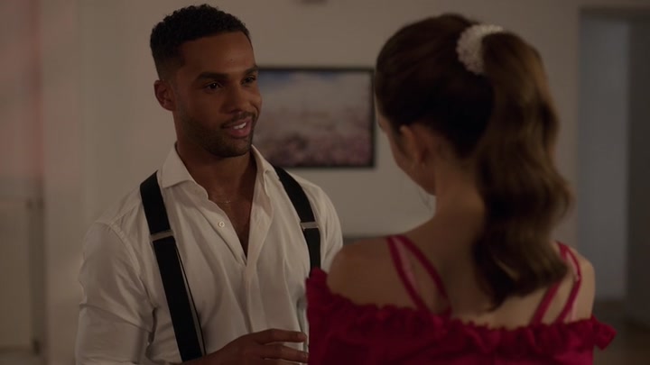 Emily_in_Paris_S02E07_WEBRip_x264-ION10_1249.jpg
