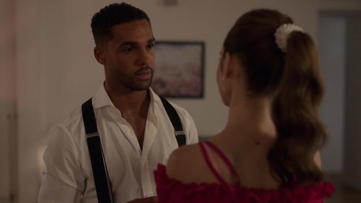 Emily_in_Paris_S02E07_WEBRip_x264-ION10_1269.jpg