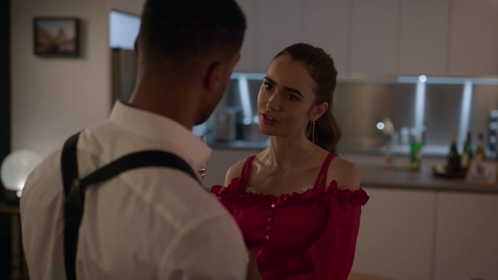 Emily_in_Paris_S02E07_WEBRip_x264-ION10_1272.jpg