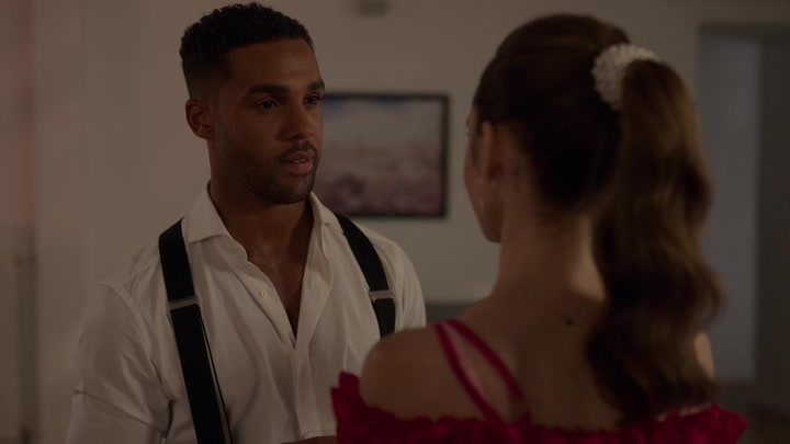 Emily_in_Paris_S02E07_WEBRip_x264-ION10_1275.jpg