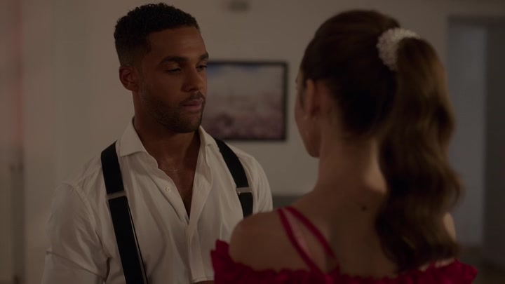 Emily_in_Paris_S02E07_WEBRip_x264-ION10_1276.jpg