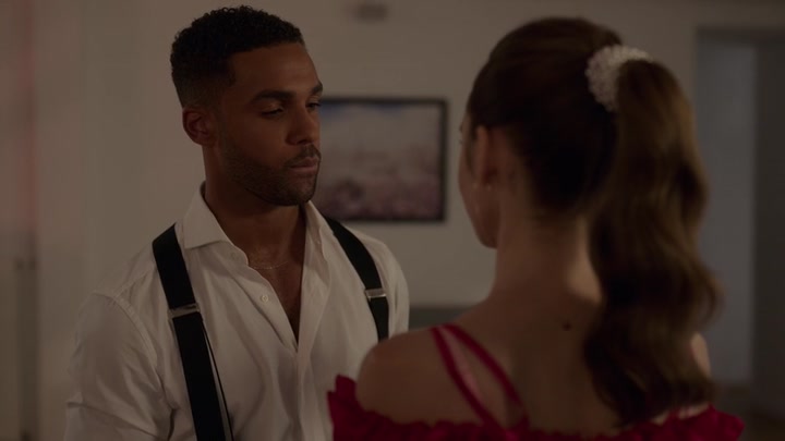 Emily_in_Paris_S02E07_WEBRip_x264-ION10_1277.jpg