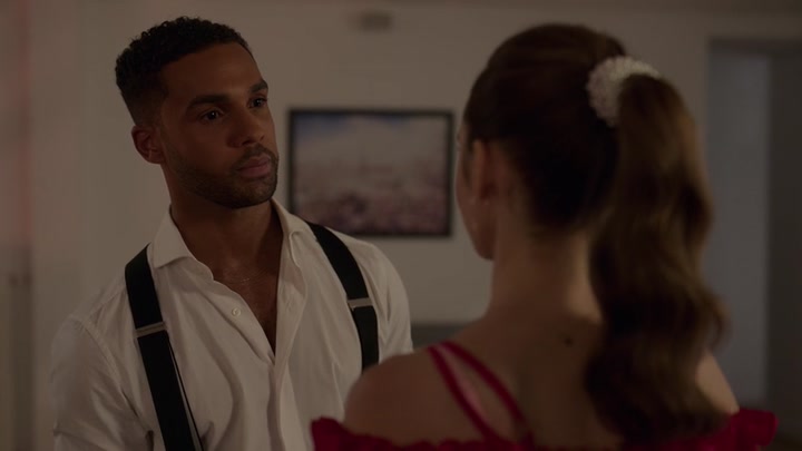 Emily_in_Paris_S02E07_WEBRip_x264-ION10_1283.jpg