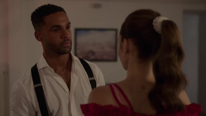 Emily_in_Paris_S02E07_WEBRip_x264-ION10_1285.jpg