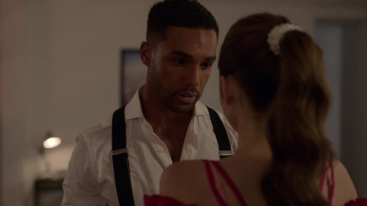 Emily_in_Paris_S02E07_WEBRip_x264-ION10_1294.jpg