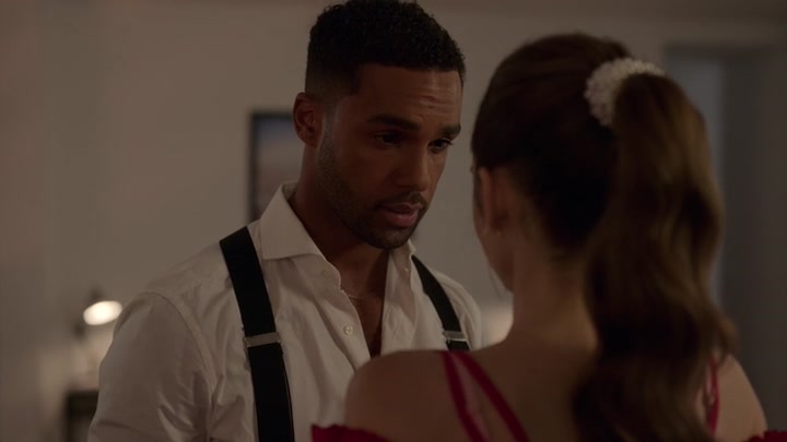Emily_in_Paris_S02E07_WEBRip_x264-ION10_1296.jpg