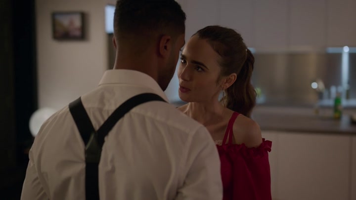 Emily_in_Paris_S02E07_WEBRip_x264-ION10_1298.jpg