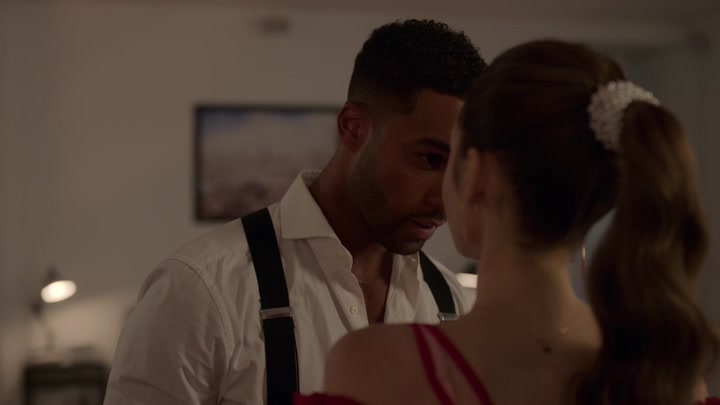 Emily_in_Paris_S02E07_WEBRip_x264-ION10_1308.jpg