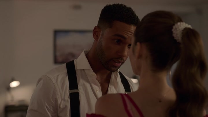 Emily_in_Paris_S02E07_WEBRip_x264-ION10_1309.jpg