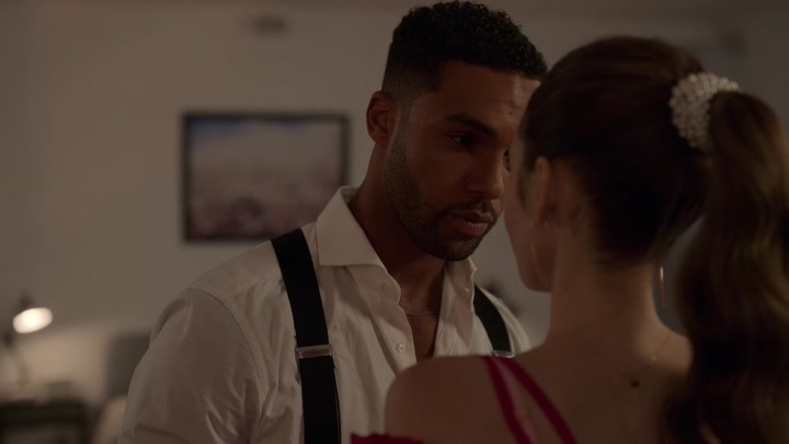 Emily_in_Paris_S02E07_WEBRip_x264-ION10_1314.jpg