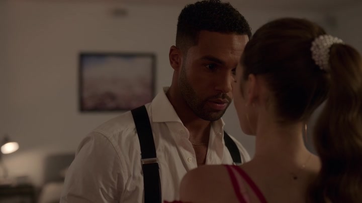 Emily_in_Paris_S02E07_WEBRip_x264-ION10_1317.jpg