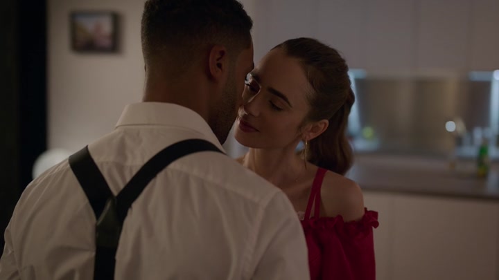 Emily_in_Paris_S02E07_WEBRip_x264-ION10_1320.jpg
