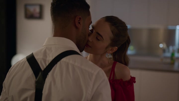 Emily_in_Paris_S02E07_WEBRip_x264-ION10_1321.jpg