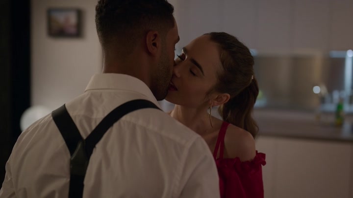 Emily_in_Paris_S02E07_WEBRip_x264-ION10_1322.jpg