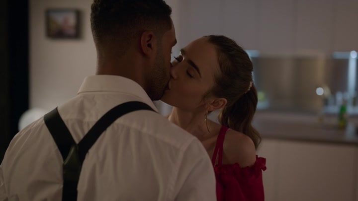 Emily_in_Paris_S02E07_WEBRip_x264-ION10_1324.jpg