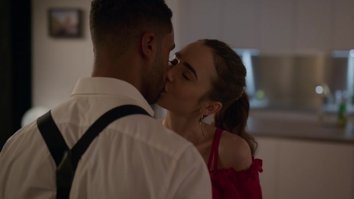 Emily_in_Paris_S02E07_WEBRip_x264-ION10_1326.jpg