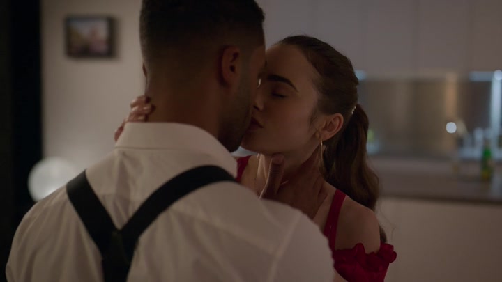 Emily_in_Paris_S02E07_WEBRip_x264-ION10_1336.jpg