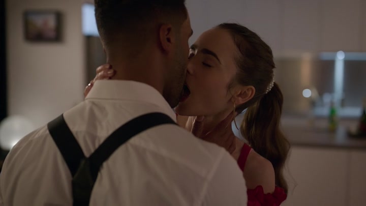 Emily_in_Paris_S02E07_WEBRip_x264-ION10_1340.jpg