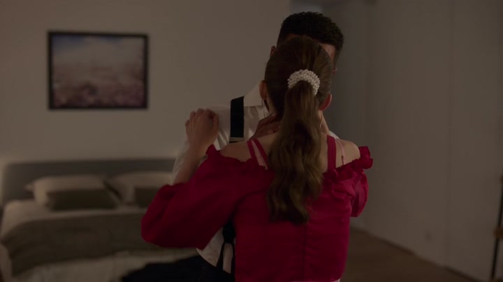 Emily_in_Paris_S02E07_WEBRip_x264-ION10_1341.jpg
