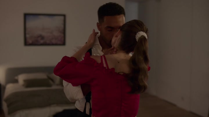Emily_in_Paris_S02E07_WEBRip_x264-ION10_1342.jpg
