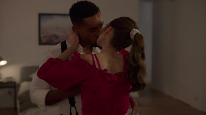 Emily_in_Paris_S02E07_WEBRip_x264-ION10_1344.jpg