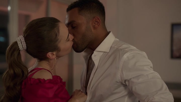 Emily_in_Paris_S02E07_WEBRip_x264-ION10_1355.jpg